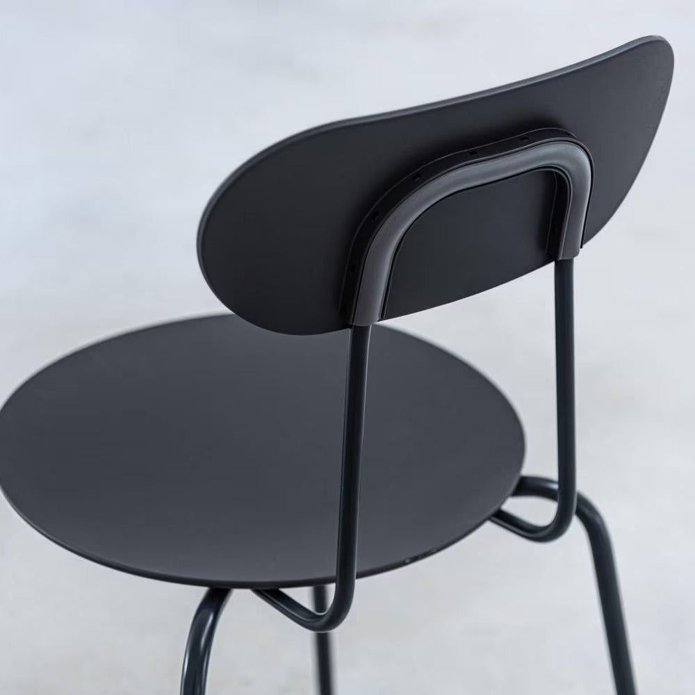 Minimalist oval dining chair with round seat